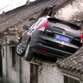 Kinijoje nufilmuotas visureigio skrydis ir nusileidimas ant namo stogo