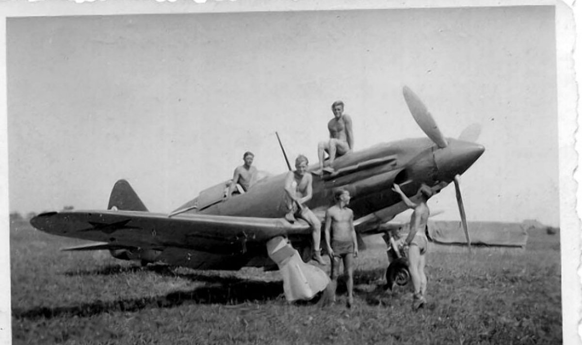 Sovietų naikintuvas MiG-3 paliktas Kauno aerodrome. 1941 m. birželio 24 d., leidyklos „Briedis“ nuotr.
