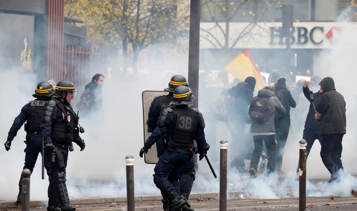„Geltonosioms liemenėms“ minint judėjimo metines, Paryžiuje sulaikyta per 20 žmonių