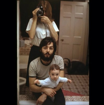Paulas McCartney su žmona Linda ir dukrele