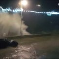 Šiaurinę Jungtinės Karalystės dalį siaubia stiprūs potvyniai - nuplautas tiltas
