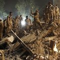 Delyje sugriuvus pastatui žuvo 65 žmonės