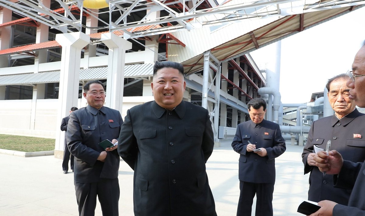 Šiaurės Korėja išplatino sugrįžusio lyderio Kim Jong-uno nuotrauką. Iš viešumos jis buvo dingęs 20 dienų