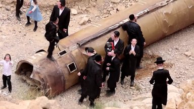 Prie balistinės raketos likučių Izraelyje pastebėti netikėti lankytojai
