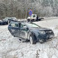 Серьезное ДТП на окраине Вильнюса: столкнулись две легковушки и лесовоз