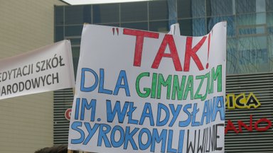 Wiec w obronie polskich szkół: Jak mogą przybysze znęcać się nad szkołami rdzennych mieszkańców