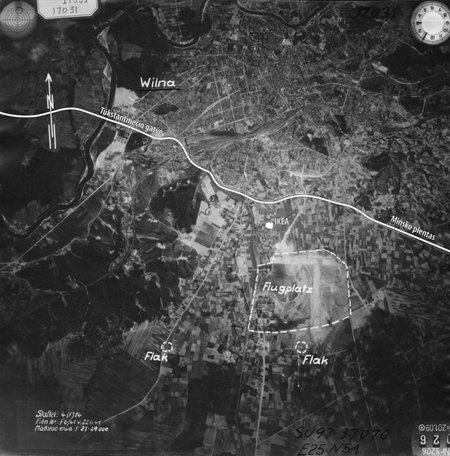 Vilniaus aerodromo aeronuotrauka, padaryta vokiečių žvalgybos lėktuvo. Aeronuotraukoje pažymėtas aerodromas ir dvi priešlėktuvinės baterijos, galima įžvelgti aerodrome išrikiuotus lėktuvus. 1941 m. birželio 22 d. Orientyrai: pažymėti šiuolaikiniai objektai Tūkstantmečio gatvė, Minsko plentas, IKEA, , leidyklos „Briedis“ nuotr.