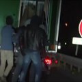 Į važiuojantį sunkvežimį įšokusius migrantus sutiko baltasis lokys