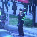 Nufilmuota, kaip partrenkiama dviratininkė su vaiku ir herojiškas policininko poelgis