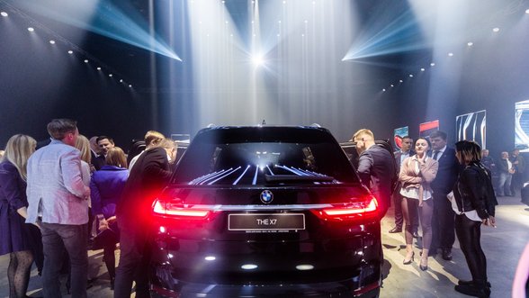 Meno parodoje sostinėje pristatyti prabangiausi BMW automobiliai