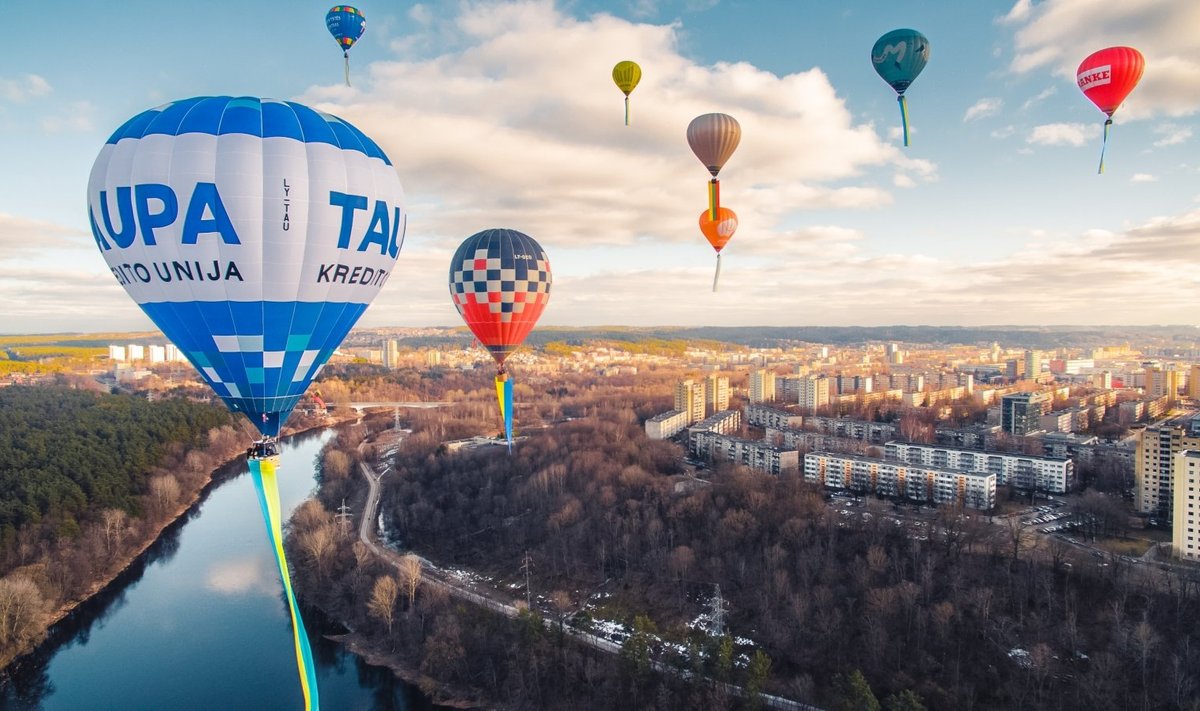 Į dangų kilo oro balionai su Ukrainos vėliavomis ir Lietuvos trispalve (Gabriel Khiterer nuotr.)