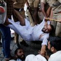 Moterims patekus į svarbią Indijos šventyklą per neramumus žuvo žmogus, 15 sužeisti