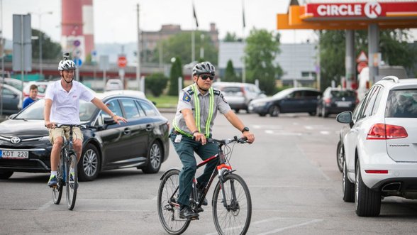 Eksperimentas gatvėse: patikrino, ar vairuotojai supranta, kaip aplenkti dviratininkus?