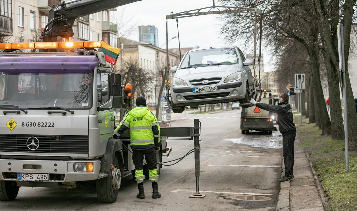 Įspėjo: gatves valyti trukdantys automobiliai bus nutempiami priverstinai