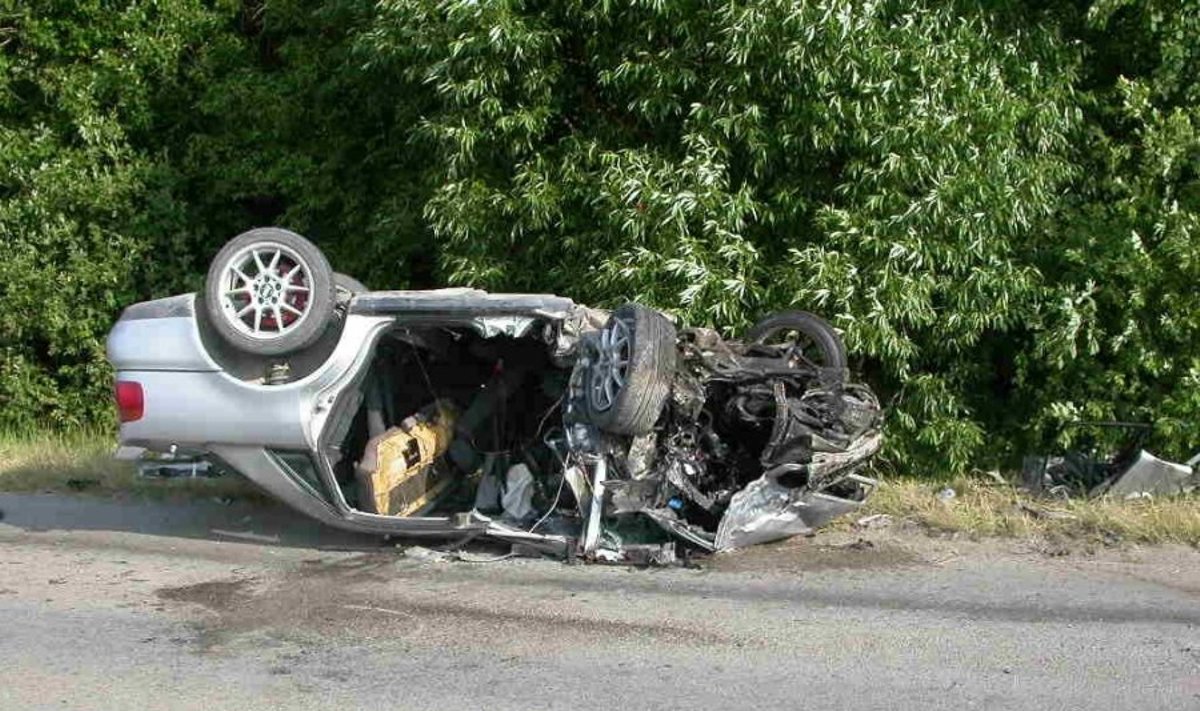 Joniškio rajone per avariją vienas automobilis virto, jo vairuotoja buvo įkalintas tarp nuolaužų