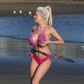 Jaunosios Amerikos sekso bombos kūno linijas paryškino rožinis bikinis
