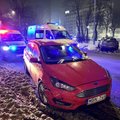 Penktadienio naktį Vilniuje policija sulaikė iš avarijos vietos nuvažiavusį automobilį, jo vairuotojui prireikė medikų