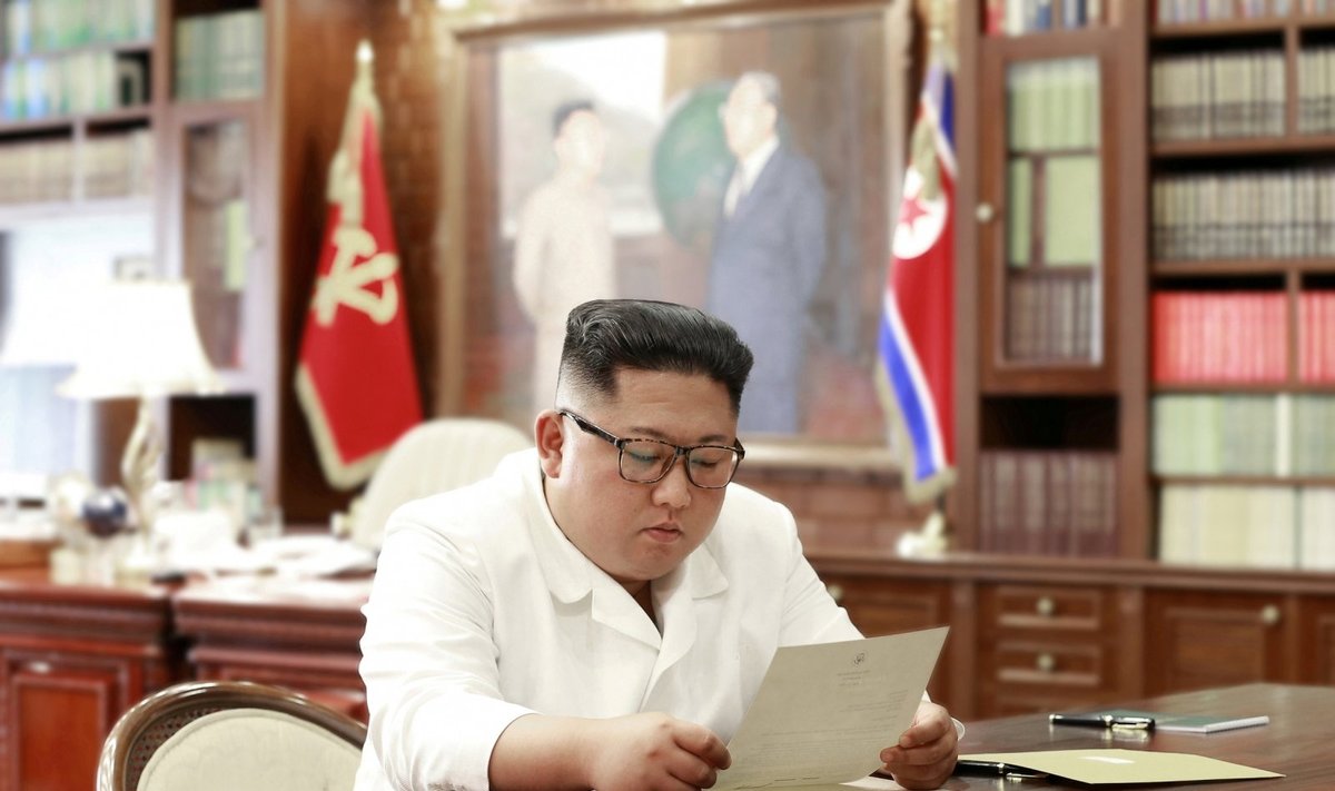Kim Jong Unas skaito Donaldo Trumpo laišką