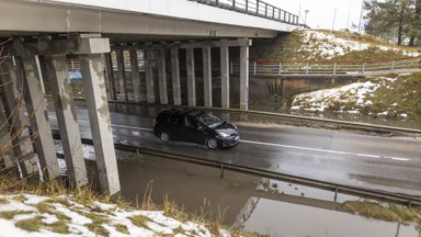 Kelių direkcija spręs lietaus apsemiamo kelio ties Avižienių viaduku problemą