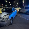 Naktinė avarija Vilniuje – merginos automobilis įvažiavo į parduotuvę, nukentėjo nepilnametė