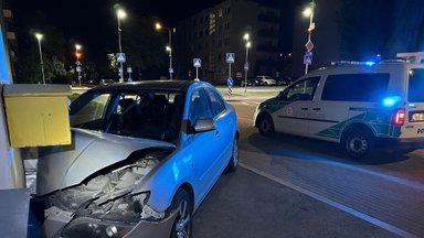 Naktinė avarija Vilniuje – merginos automobilis įvažiavo į parduotuvę, nukentėjo nepilnametė