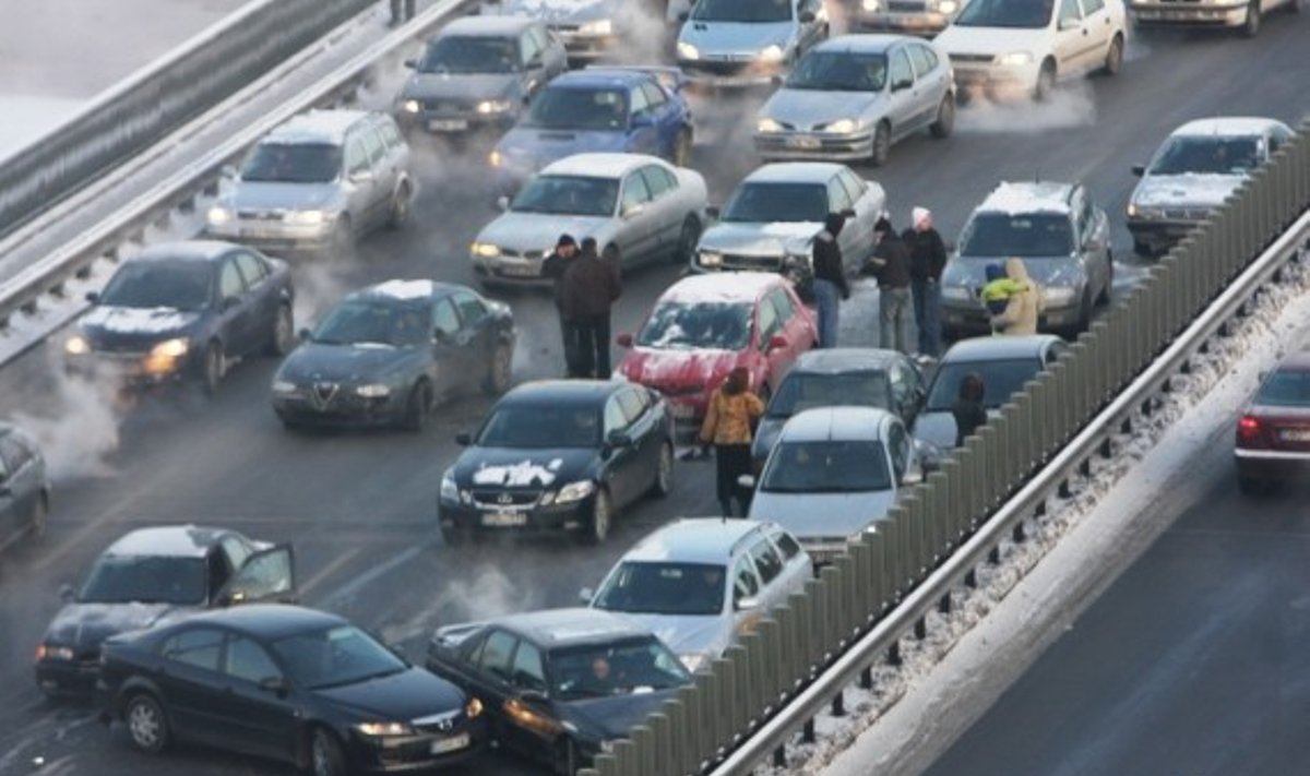 13 automobilių avarija ant Geležinio Vilko tilto