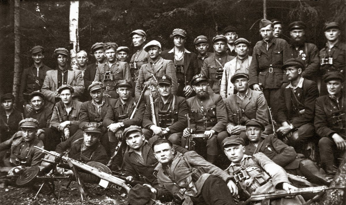 Vyčio apygardos partizanų būrių susitikimas. Viduryje sėdi Rytų Lietuvos (Kalnų) srities vadas Jonas Kimštas-Žalgiris ir Alfonsas Smetona-Žygaudas. 1949 m. gegužė