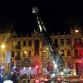 Vilniuje atvira liepsna degantis daugiabučio stogas ant kojų sukėlė ugniagesius ir policiją