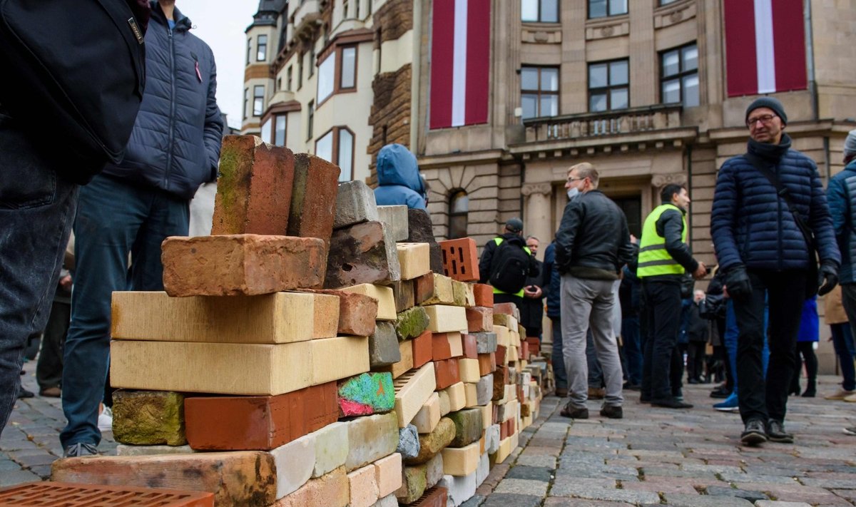 Latvijos sostinėje kūrėjai kraudami plytas protestavo prieš planus didinti mokesčius