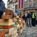 Latvijos sostinėje kūrėjai kraudami plytas protestavo prieš planus didinti mokesčius
