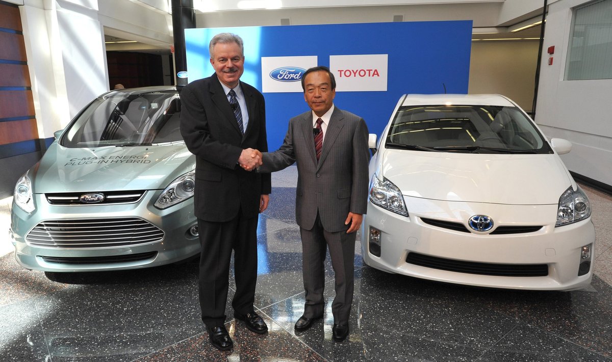 Ford viceprezidentas Derrickas Kuzakas (kairėje) ir Toyota viceprezidentas Takeshi Uchiyamada