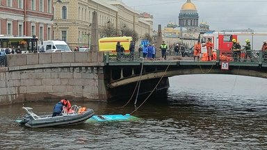 Sankt Peterburge į upę įkrito autobusas su keleiviais