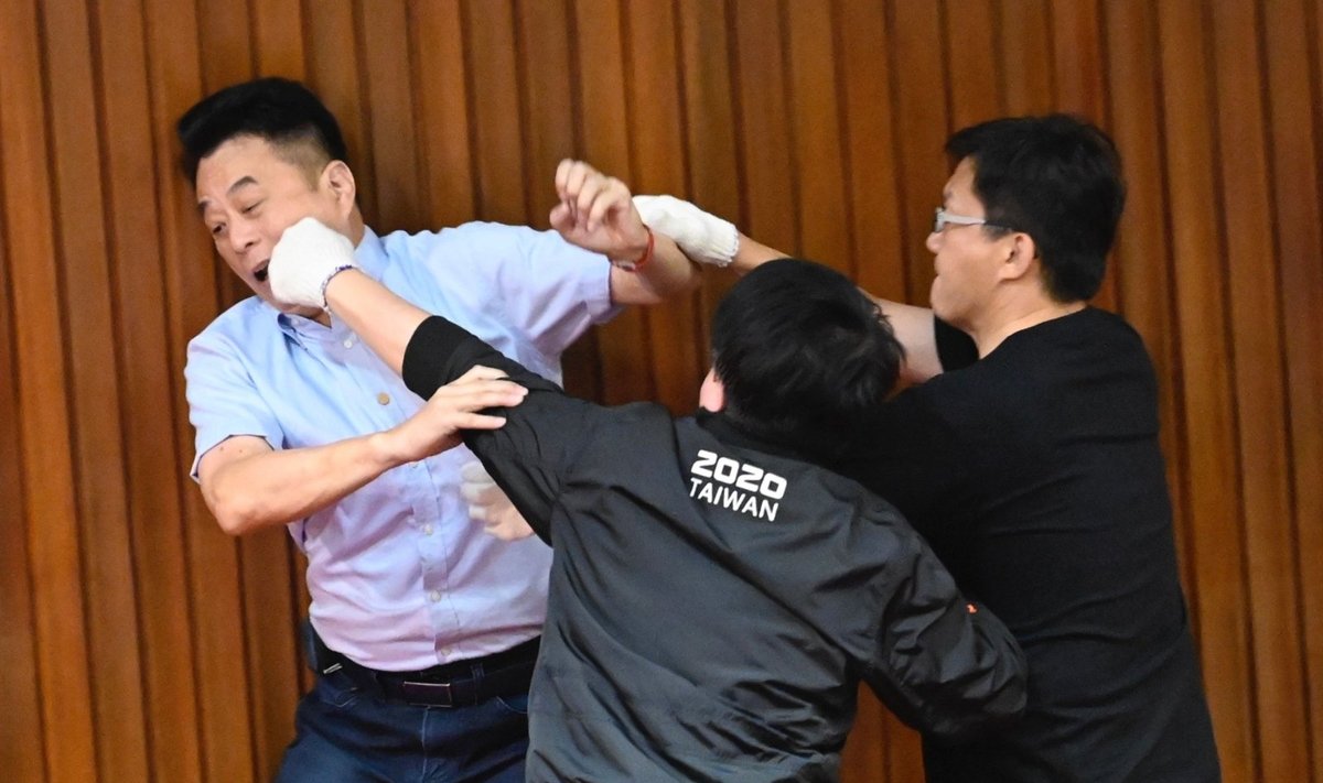 Taivano parlamente vėl kilo deputatų muštynės