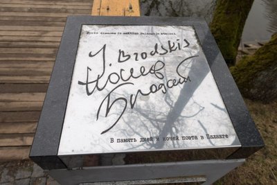 Эту памятную табличку установили четыре года назад на мостике через речку Раже рядом с центральной улицей Басанавичюс.