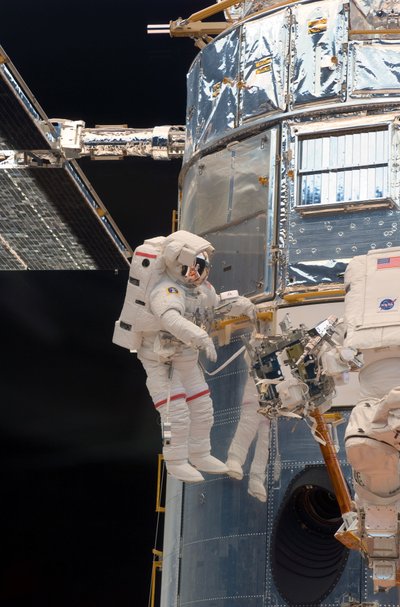 Astronautas Johnas Grunsfeldas darbuojasi su Hablo įranga.