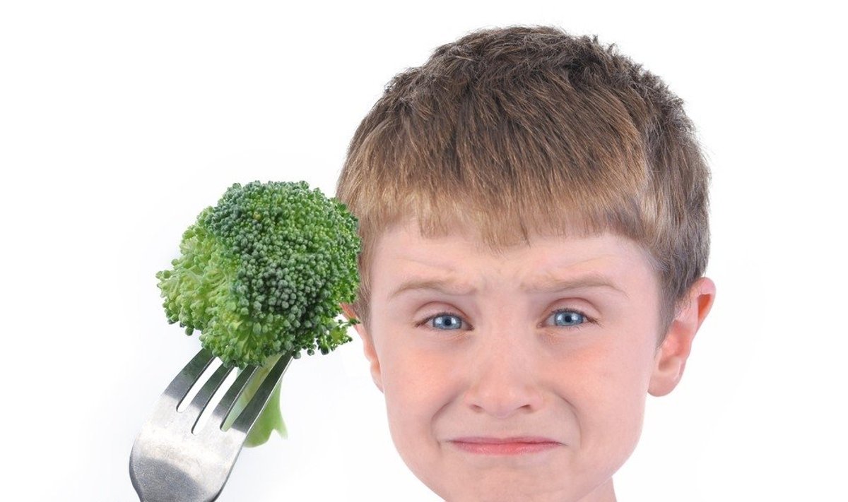 vaikas, berniukas, brokolis, sveikas maistas, sveika mityba, daržovės, apetitas, nevalgiukas