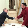 Putinas apdovanojo aktorių Seagalą Draugystės ordinu
