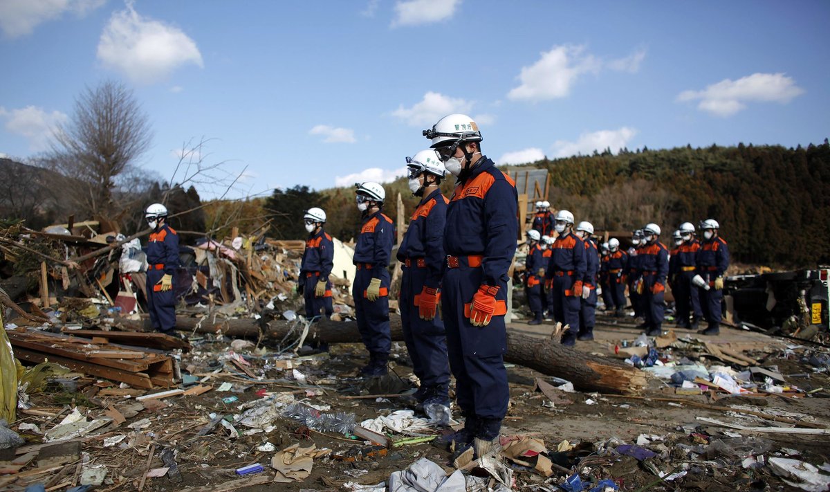 Gedima Japonijoje, kuri po katastrofos skaičiuoja aukas 