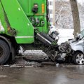 Aiškėja avarijos Vilniuje aplinkybės – į šiukšiavežę rėžėsi girtas vairuotojas