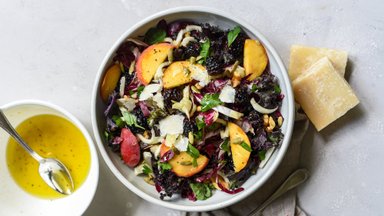 Vasaros skoniai jūsų virtuvėje: penki maistingi ir gardūs salotų padažų receptai