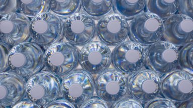 Nuo liepos įsigalios naujas draudimas dėl plastikinių butelių su plastiko kamšteliais