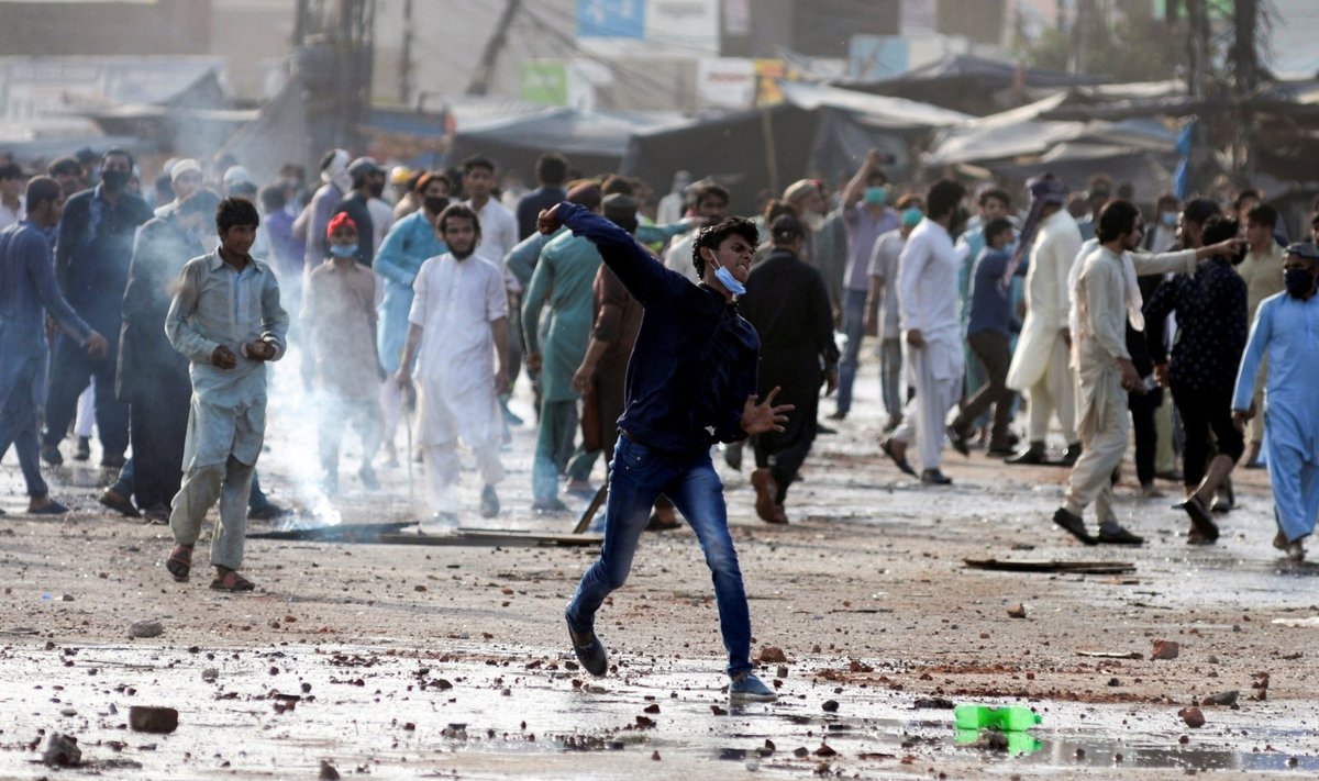 Pakistanas po smurtinių protestų laikinai blokavo socialinę žiniasklaidą
