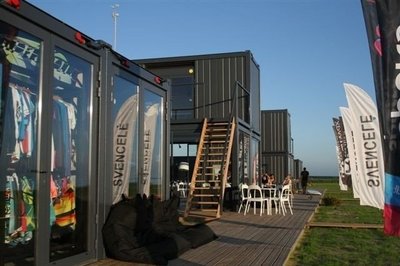 Svencelėje būstai ekstramalaus sporto mėgėjams pastatyti iš jūrinių konteinerių