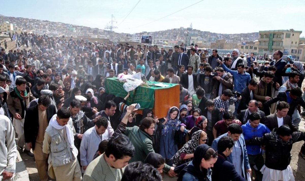 Minios užmuštos moters laidotuvės Afganistane