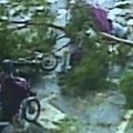 Nufilmuota, kaip virstantis medis prislėgė keliu važiavusį motociklininką