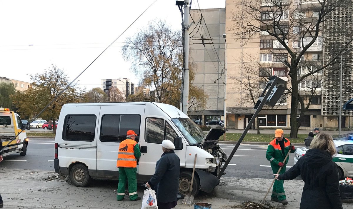 Vilniuje mikroautobusas stotelėje partrenkė moterį