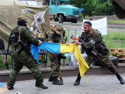 Bataliono Vostok smogikai plėšo Ukrainos vėliavą