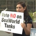 PETA su P. Anderson priešakyje protestuoja prieš baseinų orkoms statybas