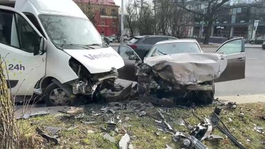 В Вильнюсе BMW выехал на встречную полосу и столкнулся с микроавтобусом