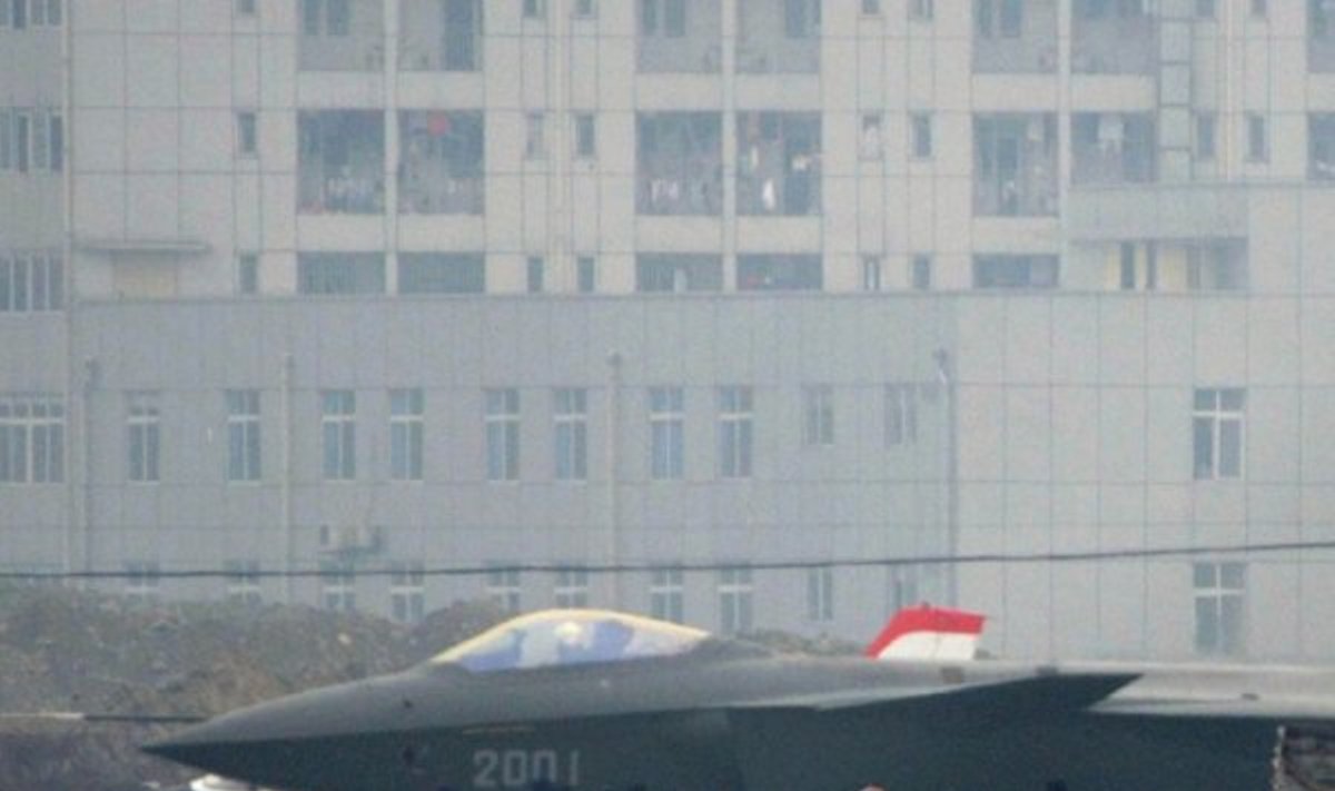 Kinijos naikintuvo J-20 prototipas